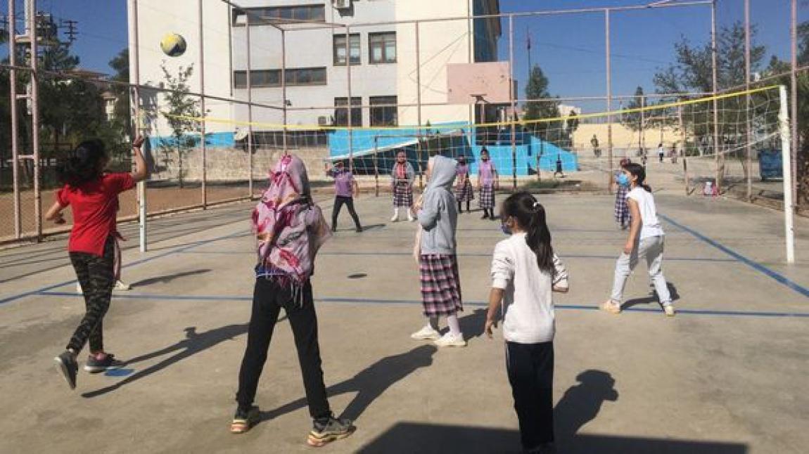 Öğrencilerimize Voleybol ve Futbol Turnuvası Yaptırdık