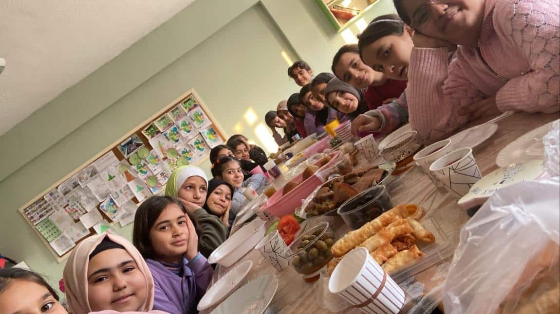 Beslenme Dostu olan okulumuz 5/B sınıfının kahvaltı etkinliğinden kareler..
